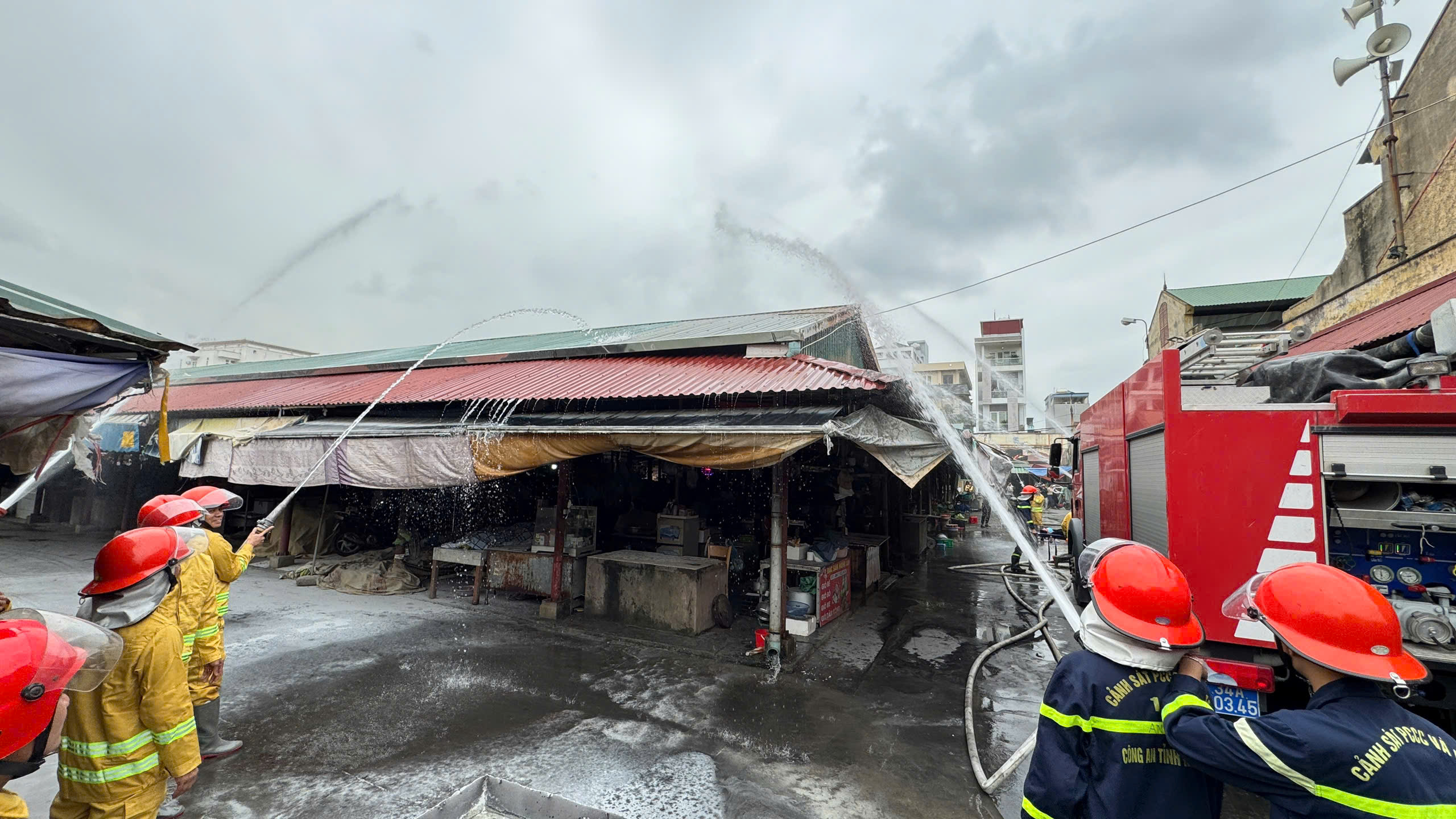 Phòng Cảnh sát PCCC và CNCH tổ chức thực tập phương án chữa cháy và cứu nạn, cứu hộ tại Chợ Thanh Bình